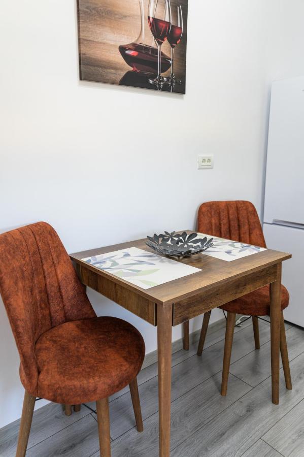Nina House Apartment Targu Jiu Exterior photo